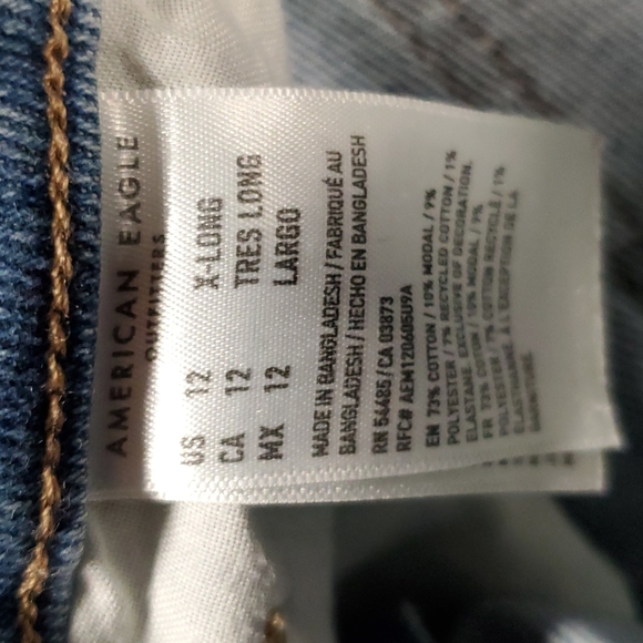 Women's American Eagle Distressed Curvy Mom Jeans - Picture 6 of 6